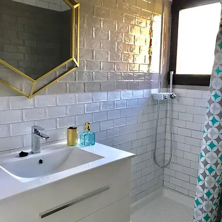Luxury House 110 M2 On The Beach, Pool, Parking توريمولينوس